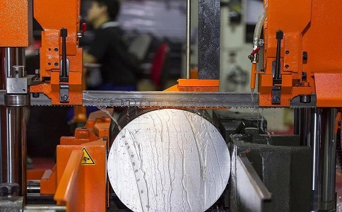 渔薪镇立式金属带锯床切削出现跑带故障解决方法！